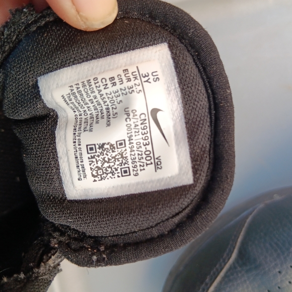 Kids black Nike running shoes new size 3 youth - Picture 2 of 4